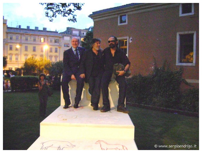 42 - Lo scultore Eros Cakic, primo a destra, insieme a Sergio Moretti ed a Ciro Maddaluno